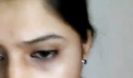 मेज पर एक फुल एचडी फिल्म सेक्सी सुंदर श्यामला की बिक्री